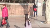小姐姐走着走着突然来个一字马，吓我一跳
