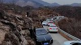 山沟沟里堵车，靠的是司机的技术！