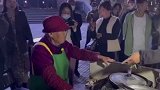96岁摆摊奶奶停止出摊 ：太累需要休息