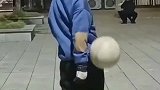 小朋友独自练习球技，动作娴熟，行云流水