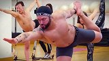 爆笑！当一群肌肉猛男来挑战瑜伽 满地打滚+窘态百出