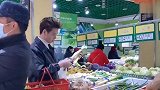 每次和老公一起买菜，我都要躲得远远的，太丢人了！