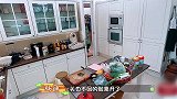 傅首尔和杨迪妈妈打糍粑，两人边打边唱歌，太欢乐了