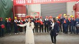 我们到工厂一线为大家演唱《明天会更好》