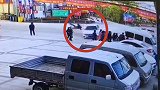 安徽一小车疾驰冲向路边人群致3人受伤 环卫工躲闪不及被撞飞