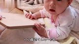 萌娃对着面前突然出现的镜子很是好奇，宝宝之后的反应，搞笑了