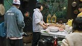 李雪琴看着李诞一脸嫌弃，跟着何老师学普通话，东北话把妹妹带跑
