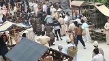 群演们在大街上，无忧无虑的逛街，让人感觉非常的惬意