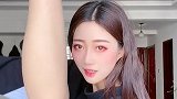 小姐姐秀腿，笑容真美！