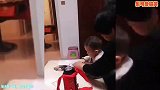 搞笑视频：当美女如果晕倒了，二哈会做出什么样的救急反应呢？