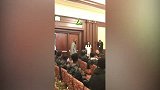 篮球-17年-黑超休闲范儿 科比空降耐克篮球学院学员看呆-新闻
