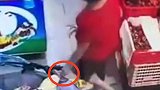 厦门一大妈超市掐伤婴儿被拘留 警方：嫌婴儿车影响结账心生不满