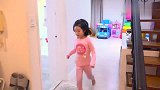 妈妈让小萝莉照顾宝宝，小萝莉请来哥哥帮忙