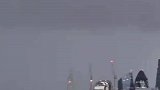 伦敦消失在一堵雨墙后，太震撼了，这场雨得是多大