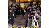 今日，周星驰 一身黑衣，头戴鸭舌帽，现身吴孟达灵堂悼念。