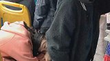 公交车上这一幕，感动了无数人