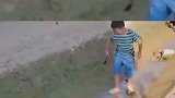 男孩在水沟里玩耍，摔了一跤，结果吃了一口苔藓！