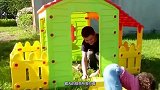 萌娃看到广场上的喷泉，玩得都舍不得走，网友：和我们家孩子一样
