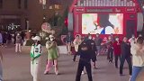 承包你一天的笑点，狗狗被主人拉着跳广场舞姿势滑稽