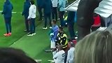 实拍C罗终场哨响后未与队友会合 径直返回更衣室