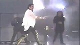 迈克尔杰克逊演唱会上忘我的表演，工作人员拦都拦不住 ！