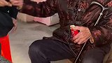 家里百岁老人分烟，孙子想要抽老人不给