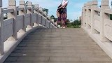 白云朵朵蓝天飘，地上人儿乐逍遥。