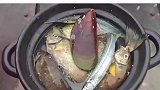 海上吃东西也方便，反正鱼吃不完