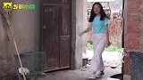 琳琳看上一条裙子价格很贵，但是自己又买不起，小雪会借钱给她吗