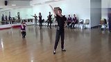广场舞也是要基本功的，看广场舞培训班的老师是怎么跳的？