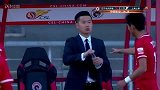 中超-17赛季-石笑天被蔡慧康撞伤倒地 肇俊哲给进球功臣送水-花絮