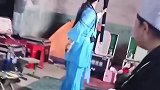 戏剧团演出候场间隙，女演员不断练习抛剑入鞘！