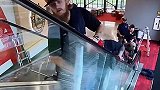 电梯上的玻璃原来是这么清洁的