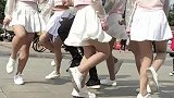 六姐妹围着大叔跳广场舞，看着都让人羡慕