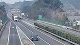 错过高速出口竟直接停车，随后被大货车追尾