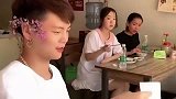 小伙学女孩吃饭的样子，逗笑旁边小姐姐，看的鸡皮疙瘩掉了一地