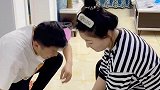跟老人在一起住，属于夫妻的甜蜜要收敛点了！