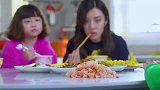 保姆一盘虾全剥给自己孙子吃,女主人望着一桌虾壳傻眼