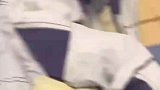 主人来到床上，发现都是猫咪的玩具