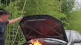 发动机舱着火，男子用灭火器喷灭