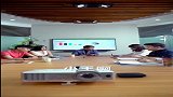 贾冰果然不一样，能淡定自如的面对这盆咖啡，他真是认真搞笑的