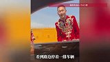 新人结婚被婚车丢在高速口，宾利车主霸气救场，临走提的要求太可爱