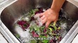 红苋菜还是这样煮着好吃，炒两个皮蛋进去，苋菜软糯汤鲜味浓