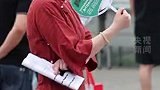 高考首日，镜头记录下考场内外的“双向奔赴”。#有一种爱叫家长的期待