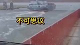 货轮遇到大桥限高，不可思议
