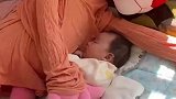 宝妈将衣服套粉红豹上哄孩子睡觉
