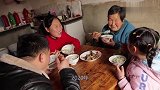 胖妹一家人团聚，做美味的拿手菜来庆祝，吃得开心！