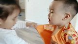女儿一到小姨家，就惦记表弟衣服，最后那一下，真像“女流氓”