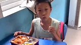 心地善良的小男孩，把学校午餐的虾留给瘫痪哥哥吃