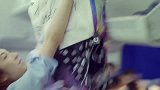 美女飞机上放行李太着急，贴身衣服全掉在大叔头上，太尴尬了！
